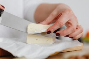 Leia mais sobre o artigo Posso comer o queijo Brie cru?